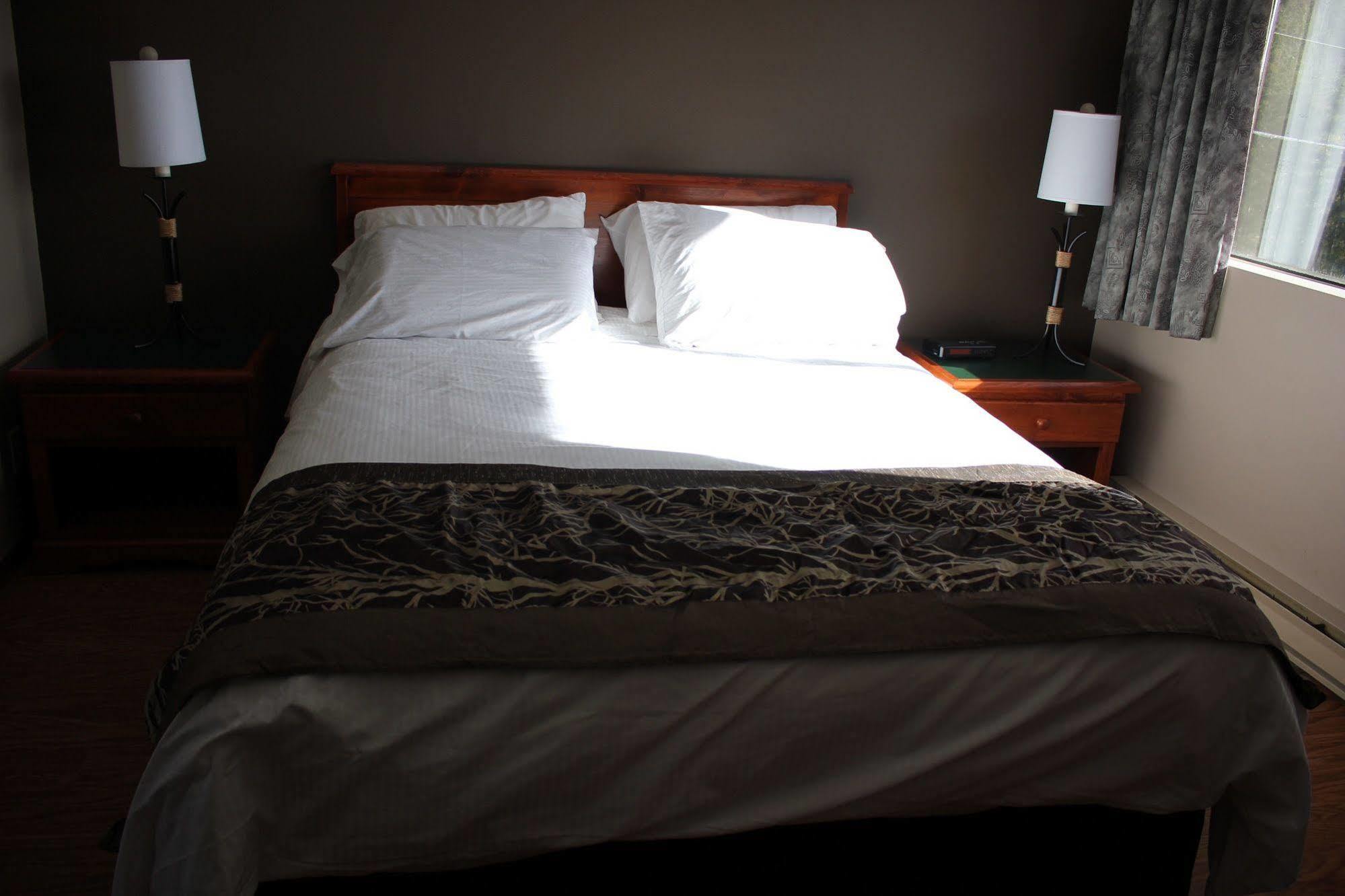 Bamfield Motel Salmon Beach Exterior foto